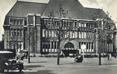 1091 Gezicht op de voorgevel van het hoofdpostkantoor (Neude 11) te Utrecht.